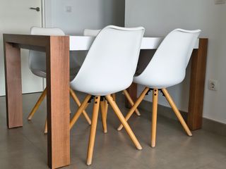 Mesa extensible + 4 sillas blancas