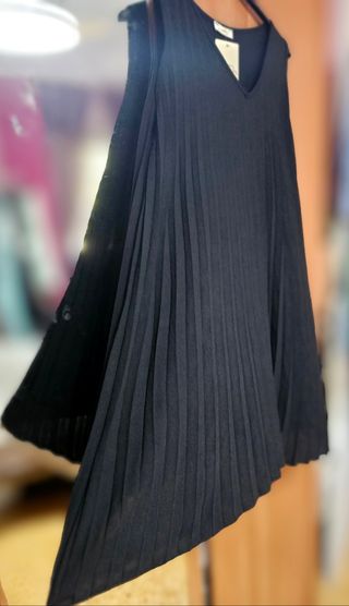 Vestido plisado corto negro