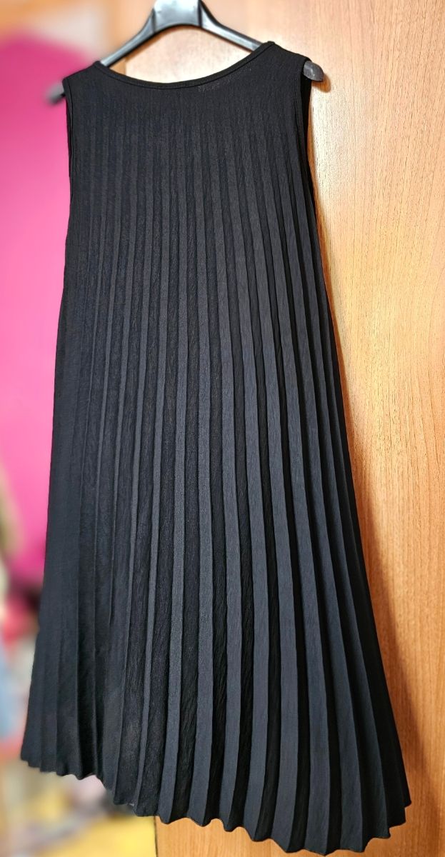 Vestido plisado corto negro