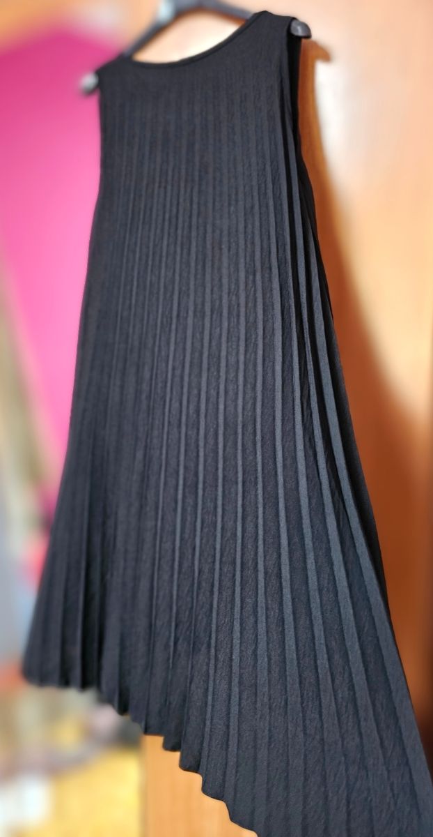 Vestido plisado corto negro