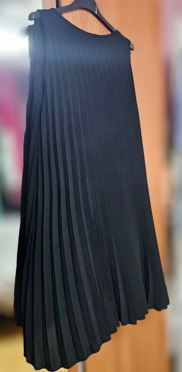 Vestido plisado corto negro