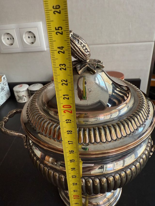 Bombonera bañada en plata con tapa y asas