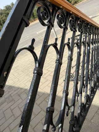 Baranda de escalera hecha a fragua con pasamanos