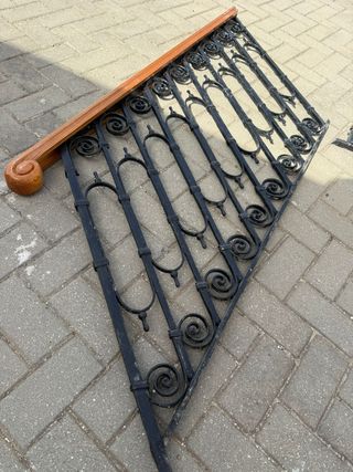 Baranda de escalera hecha a fragua con pasamanos