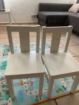 2 Sillas infantiles de madera blancas