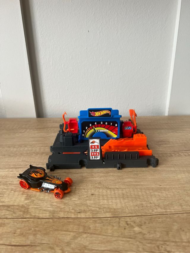 Hot Wheels Gasolinera con Coche