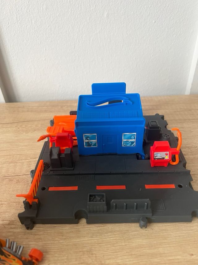 Hot Wheels Gasolinera con Coche