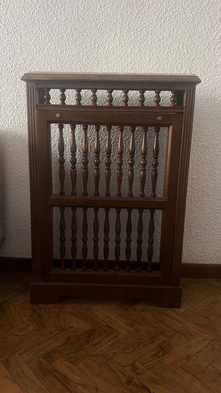 Cubreradiador antiguo de madera