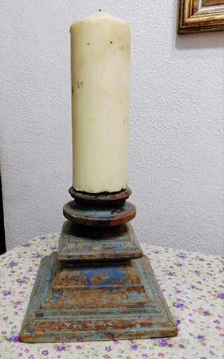 Portavelas antiguo de madera. Vintage