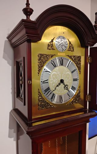 Reloj de pie antiguo de madera