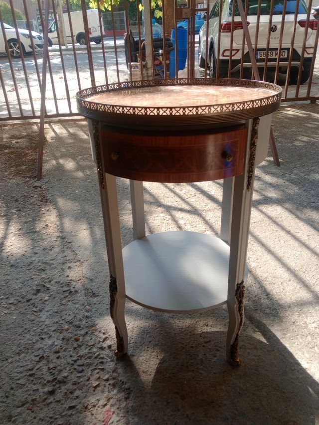 Una mesa antigua redonda