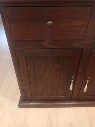 Aparador madera  oscuro Con estante interior