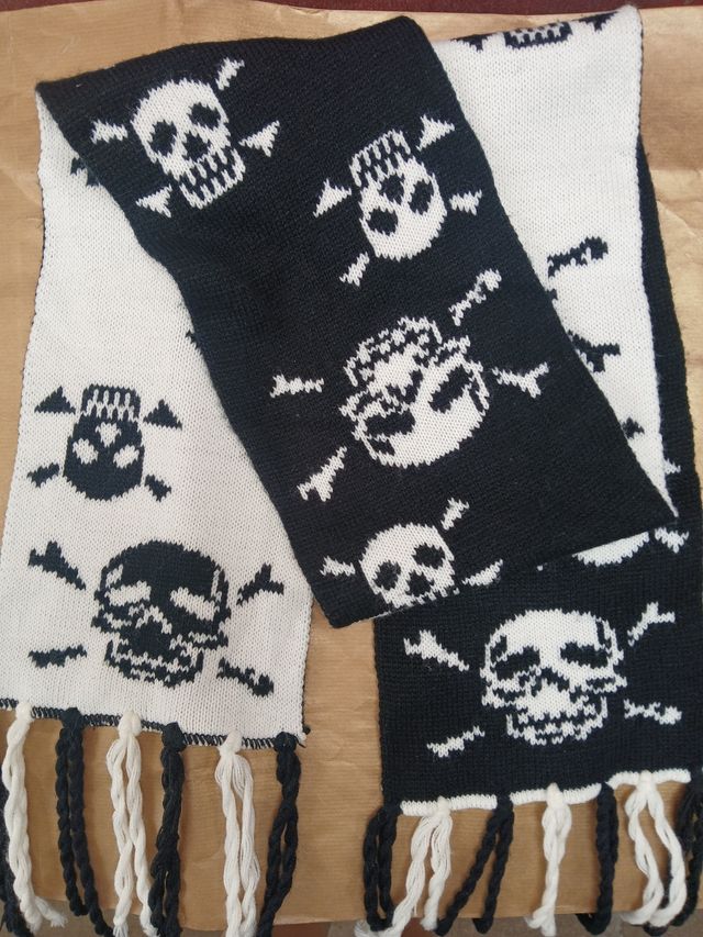 Cachecol caveiras - Preto e Branco