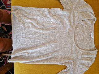 Camiseta O ese o ese dorada ( parece gris en foto)