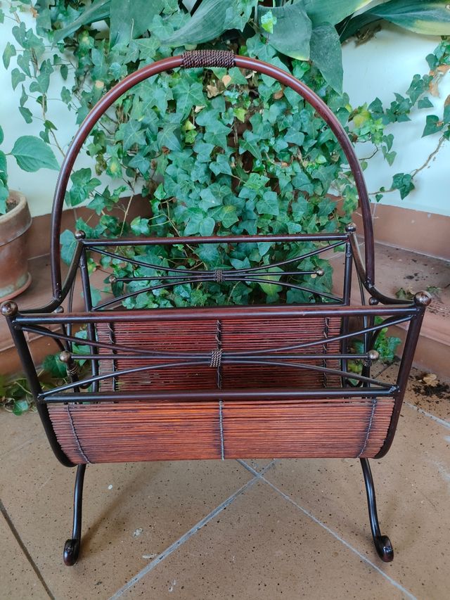 Revistero bambú y metal marrón