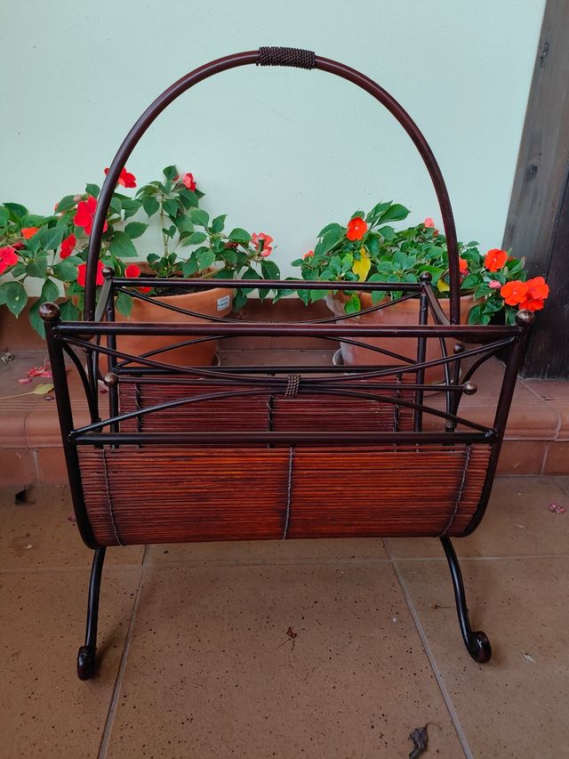 Revistero bambú y metal marrón