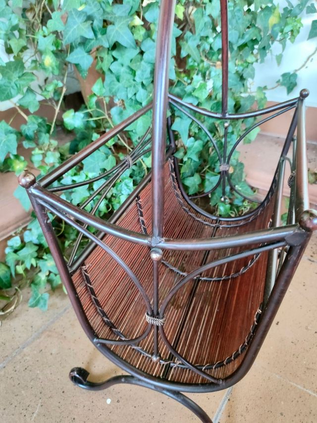 Revistero bambú y metal marrón