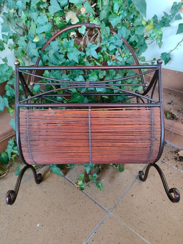 Revistero bambú y metal marrón