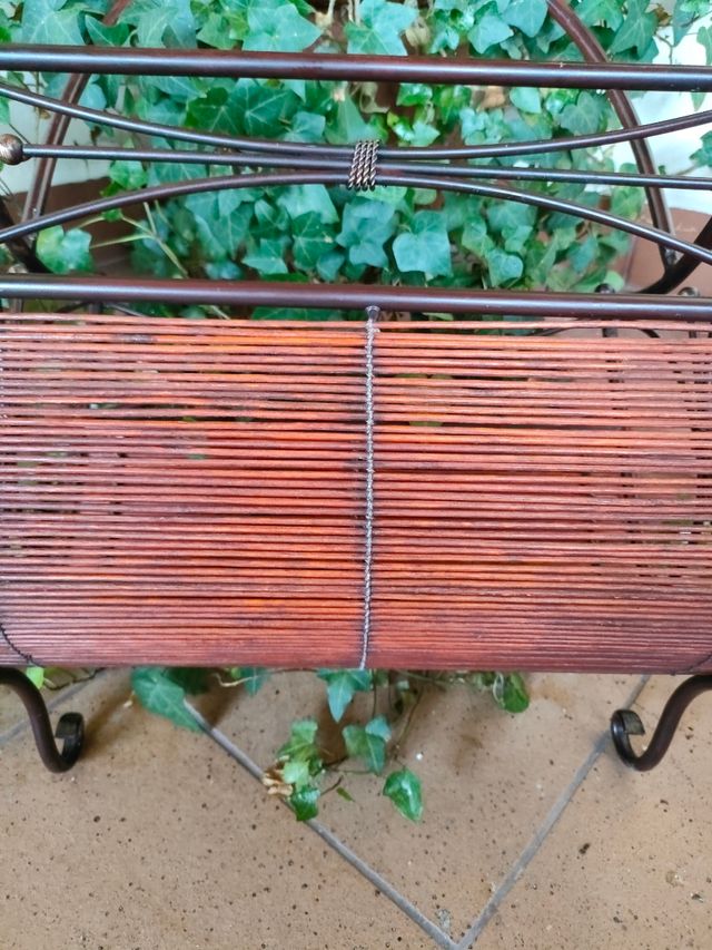 Revistero bambú y metal marrón