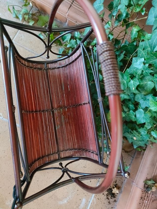 Revistero bambú y metal marrón