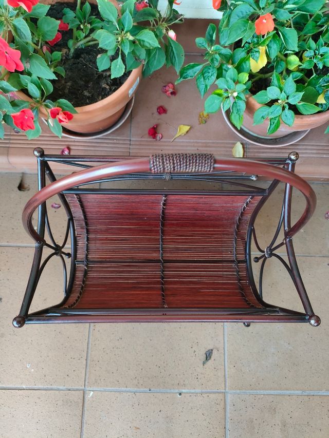 Revistero bambú y metal marrón