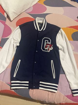 Chaqueta universitaria azul y blanca