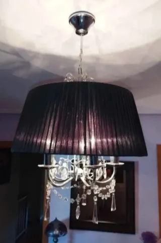 Lámpara de araña en blanco y negro de techo.