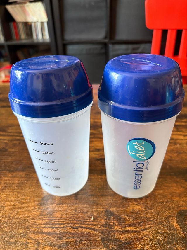 2 Botes Medidores Essential Diet