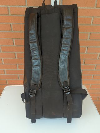 Raquetero de tenis Wilson con tres compartimentos.