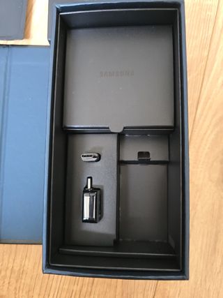 Caja y adaptadores Samsung Galaxy S8