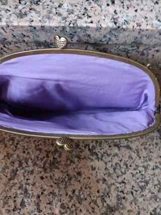 Bolso de mano azul y dorado