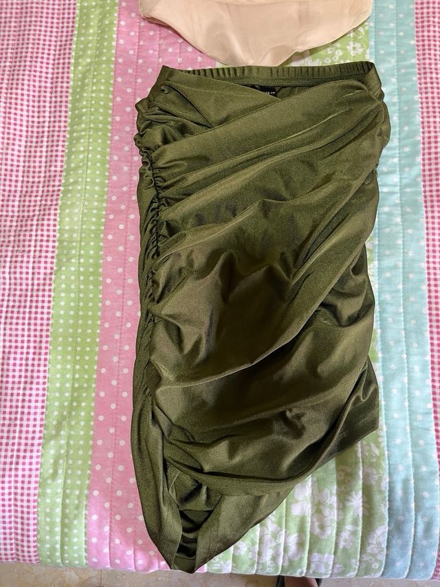 Conjunto Shein Bershka - Top Beige Falda Verde