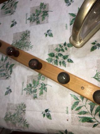 Perchero de madera con 5 pomos