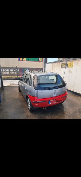Opel Corsa 2005 con pegatina sólo esta semana 