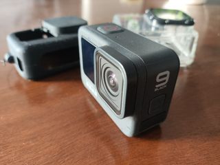 GoPro Hero9 + 4 baterías + cargador + fundas