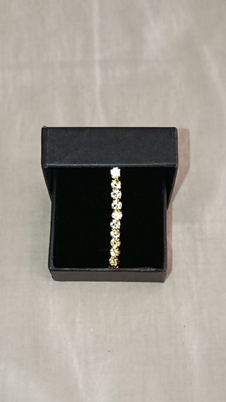 Pulsera dorada con diamantes 