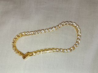 Pulsera dorada con diamantes 