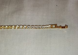 Pulsera dorada con diamantes 