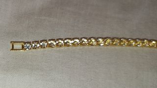 Pulsera dorada con diamantes 