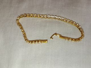 Pulsera dorada con diamantes 