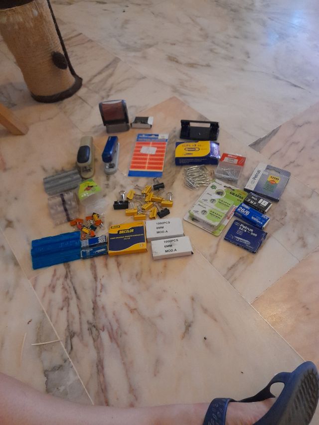 Lote papelería oficina: grapas, clips...