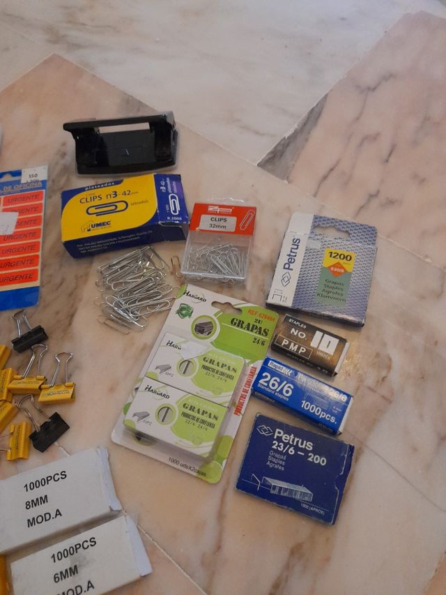Lote papelería oficina: grapas, clips...