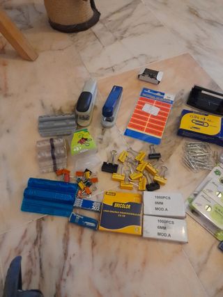 Lote papelería oficina: grapas, clips...