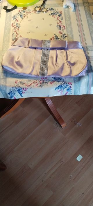 Bolso de mano morado con pedreria