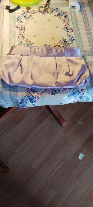 Bolso de mano morado con pedreria