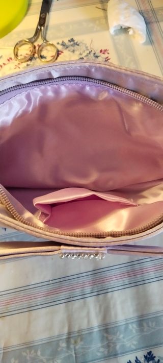 Bolso de mano morado con pedreria