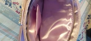 Bolso de mano morado con pedreria