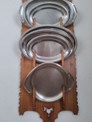 Soporte de madera para bandejas y platos.
