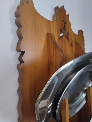 Soporte de madera para bandejas y platos.