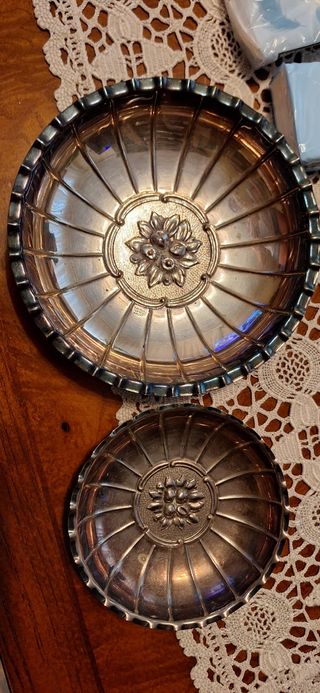 2 Bandejas de metal antiguas. Diametro 16 y 12